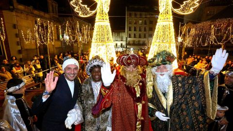 Los Reyes pararon en O Porri�o y saludaron con el alcalde, Alejandro Lorenzo