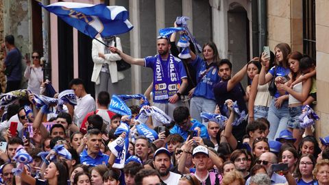 Cientos de personas durante la celebraci�n del ascenso a Primera Divisi�n del Real Oviedo