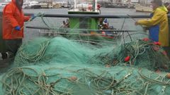 Marineros�con las redes de un barco atracado en un puerto gallego, a finales del 2015.