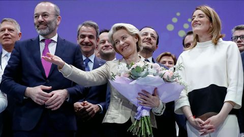 Ursula von der Leyen, flanqueada por el presidente del PPE, Manfred Weber, y la presidenta del Parlamento Europeo, Roberta Metsola.