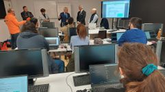 Los seleccionados  durante la visita del alcalde y el director de LogiRail, al fondo