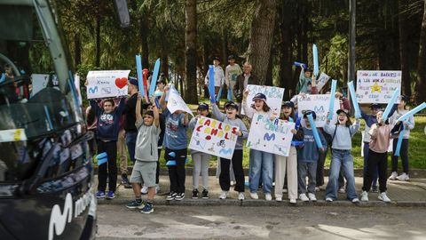 Los m�s peque�os de Xinzo salieron con sus pancartas de apoyo al ciclista local, Carlos Canal
