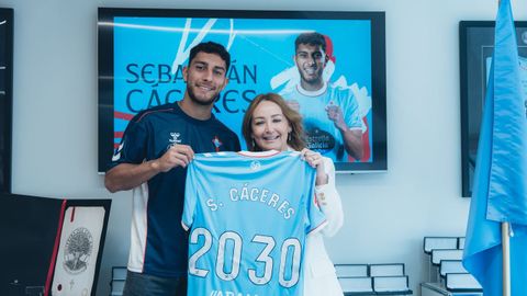 Sebasti�n C�ceres, junto a Mari�n Mouri�o, tras firmar su contrato con el Celta.