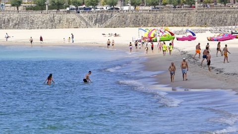 Bañistas en la playa de Silgar, hace una semana