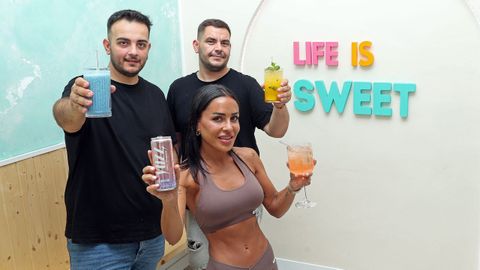 En el Sweet and Roll de A Pobra se puede encontrar el refresco viral de la influencer Mar�a Pombo entre una carta de llamativas bebidas