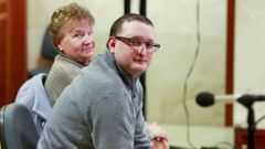 Josefa Garrido Sampedro y su hijo, durante el juicio por estafa que se celebr� en junio del 2018 contra ambos en la secci�n compostelana de la Audiencia Provincial