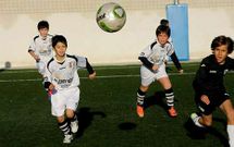 Brais, a la izquierda, pugna por el bal�n en el Luis Bodegas en un partido de benjamines.
