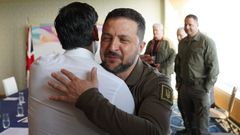 El presidente de Ucrania, Vold�mir Zelenski, se abraza con el primer ministro del Reino Unido, Rishi Sunak, en el marco de las distintas reuniones bilaterales que mantuvo el jefe del Ejecutivo ucraniano con lideres del G7.