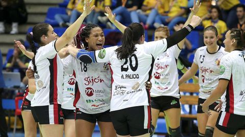 Las jugadoras del Mavi Nuevas Tecnologías celebran su victoria frente al Godoy Maceira Porriño, tras finalizar el partido de balonmano de semifinales de la XXXIX Copa de la Reina de balonmano femenino que enfrenta al Mavi Nuevas Tecnologías y al Godoy Maceira Porriño, disputado esta tarde en el pabellón de Ciudad Jardín de Málaga
