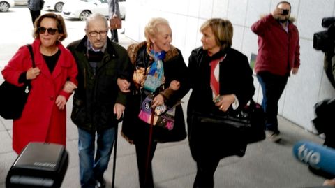 Fern�ndez Villa, a su llegada a los juzgados, junto a su abogada y su esposa