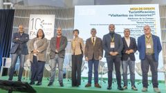 Luisa Rodrguez, a la izquierda, particip en una de las mesas de debate en calidad de presidenta de la <span lang= gl >Asociacin de Concellos de Fisterra e Muxa</span>