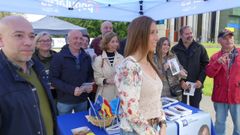 La candidata del PP a la Alcald�a de Gij�n, �ngela Pumariega, e integrantes de la candidatura en una mesa informativa