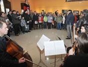 M�sicos de cuerda de la Banda de M�sica de Ribadeo actuaron ayer en la inauguraci�n. 