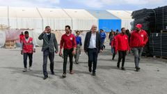 El presidente de la Subcomisi�n de Derechos Humanos del Parlamento Europeo, Udo Bullmann, pasea con empleados de la Media Luna Roja egipcia durante su visita a los almacenes donde se guarda la ayuda antes de ser enviada a Gaza, en medio del actual conflicto entre Israel y el grupo islamista palestino Ham�s, en Al-Arish (Egipto).