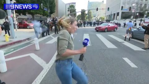 Una periodista recibe un disparo de un proyectil de goma lanzado por la polic�a en Los �ngeles
