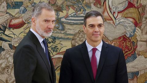 Felipe VI, con semblante serio, y Pedro Snchez en la Zarzuela
