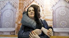 Menchu posa con su hija Anabela de 21 a�os.
