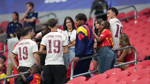 Lamine Yamal, con su madre y novia a la derecha, y el peque&ntilde;o Keyne abajo
