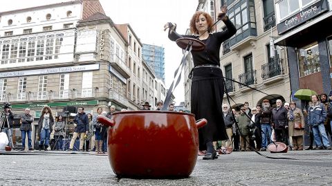 Nin unha mais. Performance de Ana Gesto en la Praza da Peregrina contra la violencia de g�nero
