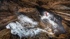 La foto premiada fue tomada durante una visita nocturna que el autor hizo a la cueva de Ceza con un acompa�ante, que aparece en la imagen
