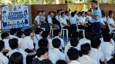 Un agente de polic�a da una charla sobre seguridad en en Quezon (Filipinas)