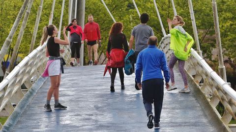 Gente haciendo deporte o paseando por Pontevedra