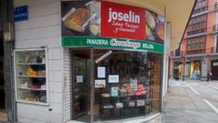 As� luce el escaparate de la Panader�a Covadonga