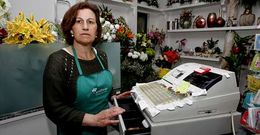 Esther Capelet muestra la registradora de la que los cacos se llevaron unos 500 euros. 