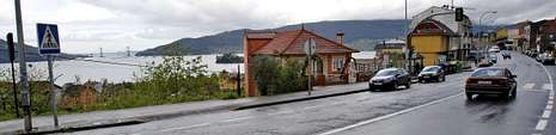 La N-550 a su paso por la localidad redondelana de Cesantes, desde la que se ve el puente de Rande de la AP-9, la mejor alternativa para el conductor.