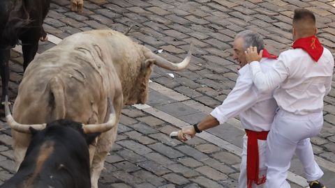 Corredores durante el encierro de este martes