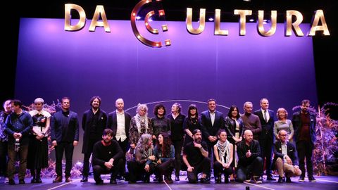 Los premiados, con representantes de la Diputacin, en el escenario del Coln.