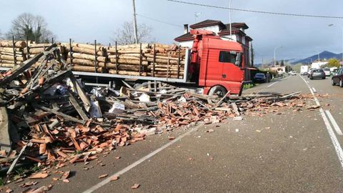 Un transportista fallece al tratar de parar un cami�n sin frenos