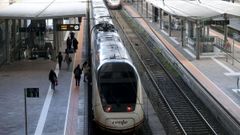 Poca actividad en la estaci�n de tren de Santiago mientras la de autobuses hsy colas tras la cancelaci�n de trenes por el temporal