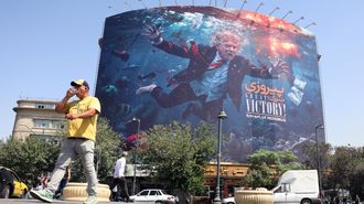 Un iran� pasa ante un mural reivindicativo en Teher�n