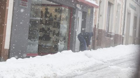 En A Fonsagrada, una espesa capa de nieve se acumul� en las calles