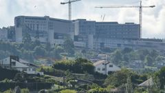 El actual hospital Montecelo de Pontevedra, a la izquierda, y la obra de ampliacin