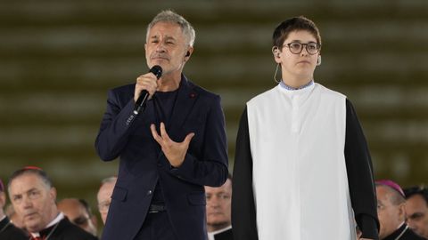 El cantante Dalma act�a durante la vigilia que el papa Le�n XIV celebra con 40.000 personas este martes en el Estadio Ol�mpico de Barcelona.