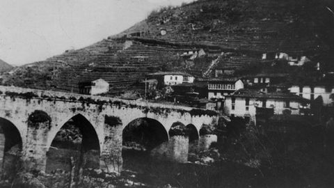A antiga ponte. A vella ponte co seu arco central de medio punto entre outros de oxiva, todos eles de enormes perpiaños da boa pedra de granito desa zona do Miño