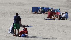 P�blico en la playa de Santa Cristina en Oleiros 