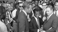 James Baldwin entre Charlton Heston y Marlon Brando y con Sidney Poitier y Harry Belafonte, en la marcha de Washington por los derechos civiles de 1963