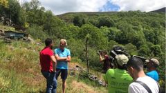 Julio Ferreiro �con camiseta roja� conversa con Jes�s Calleja durante la grabaci�n del episodio de la serie �Volando voy� en el que se restaur� una alvariza que ahora es aprovechada por el apicultor