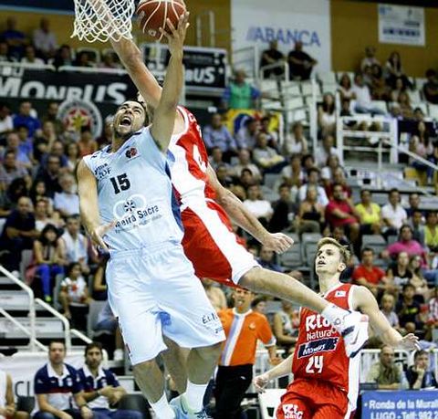 Penetraci�n de �lex L�pez contra el Obradoiro. 