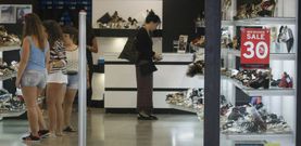 Los comerciantes de Vilagarc�a creen que cerrar ma�ana no es buena idea, en parte porque muchos empezar�n las rebajas. 