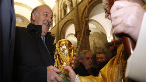 El seleccionador de ftbol Vicente del Bosque entrega el trofeo del mundial al arzobispo Julin Barrio.