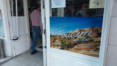 El ladr�n accedi� al bar Finisterre por el ventanuco inferior de la puerta principal, situada a la izquierda de la imagen