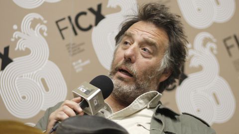 El director argentino Mariano Llinás posa para los fotógrafos en el marco del Festival de Cine de Gijón, donde su película Clorindo Testa compite en la sección oficial, este jueves en Gijón. En un encuentro con el público, Llinás ha reconocido que la historia de Argentina atraviesa toda la película, aunque trate sobre la relación con su padre, el poeta Julio Llinás, y su vinculación con el arquitecto Clorindo Testa, creador de algunos de los edificios más emblemáticos de Buenos Aires.
