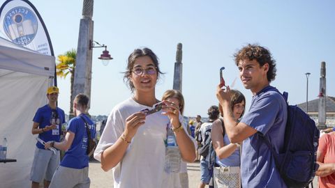 Decenas de vecinos y turistas se acercaron al parque de Rosal�a para contemplar el eclipse.