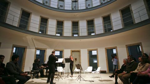 Un concierto de Lugo Camerata, en el patio central de la prisi�n, fue el primer acto cultural para inaugurar este centro