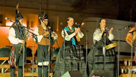 O grupo de baile e gaitas Santaia presentou en Santa Cruz (Oleiros) o seu espectculo etnogrfico A muller de Boisaca