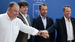 El consejero de Ciencia, Industria y Empleo, Borja S�nchez (2i), y los presidentes de las C�maras de Comercio de Oviedo, Gij�n y Avil�s, Carlos Paniceres (i), F�lix Baraga�o (d) y Daniel Gonz�lez (2d) tras la firma de un convenio para facilitar el relevo generacional en el comercio minorista